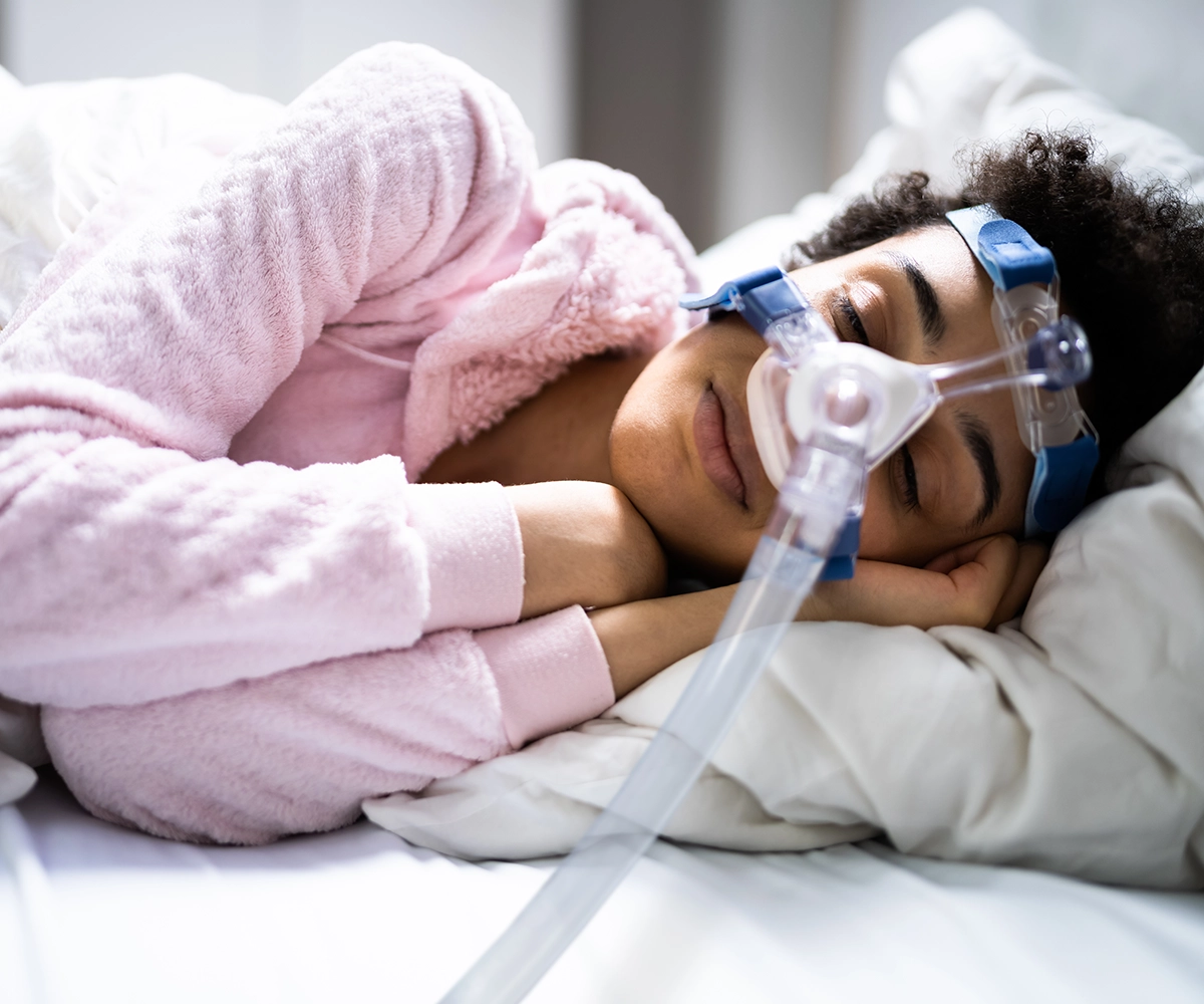 woman sleeping with cpap machine